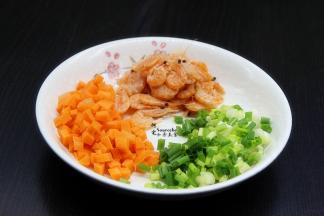 胡萝卜去皮、洗净、切粒；磷虾室温内解冻，洗净，沥干水，香葱洗净切好。王俊凯在中餐厅用的是虾仁、青豆、鸡蛋做的炒饭。儿子根据家里的有限食材，很快就做出变通，这点太赞了，值得学习