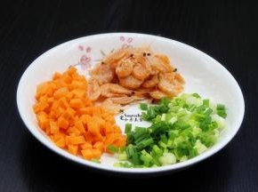 胡萝卜去皮、洗净、切粒；磷虾室温内解冻，洗净，沥干水，香葱洗净切好。王俊凯在中餐厅用的是虾仁、青豆、鸡蛋做的炒饭。儿子根据家里的有限食材，很快就做出变通，这点太赞了，值得学习