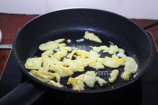 鸡蛋去壳，放入玻璃碗里顺时针，打散调均。热锅倒油，把调均好的鸡蛋放入锅里用锅铲不断翻炒，凝固即可出锅，别炒太老