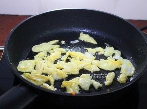 鸡蛋去壳，放入玻璃碗里顺时针，打散调均。热锅倒油，把调均好的鸡蛋放入锅里用锅铲不断翻炒，凝固即可出锅，别炒太老