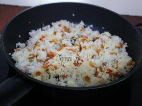 加入米饭，大火翻炒，让米饭在锅里能听到吧啦吧啦的响。儿子不会掂锅，就用出锅翻炒，会掂锅的，用掂锅的方式翻炒炒饭。