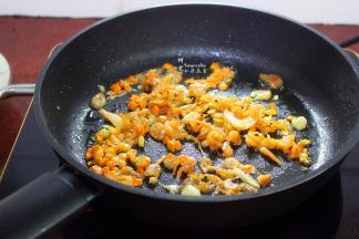 洗净锅，开火，到点油，放入磷虾、生姜煸炒出虾的鲜香。放生姜可以去磷虾的腥，还能提鲜味。