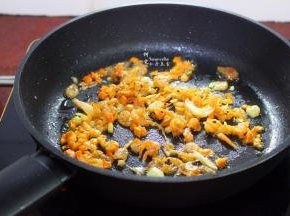 洗净锅，开火，到点油，放入磷虾、生姜煸炒出虾的鲜香。放生姜可以去磷虾的腥，还能提鲜味。