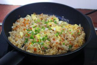 这个时候可以加入炒好的鸡蛋、盐、翻炒，鸡蛋能均匀炒碎，与米饭完美结合。关火，撒上香葱，即可出锅。