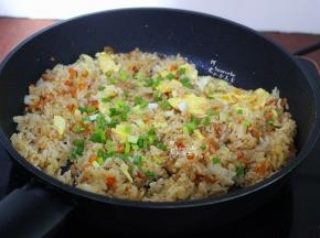 这个时候可以加入炒好的鸡蛋、盐、翻炒，鸡蛋能均匀炒碎，与米饭完美结合。关火，撒上香葱，即可出锅。