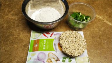 备料：秋葵洗干净切星星粒