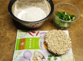 备料：秋葵洗干净切星星粒