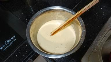 低粉放入鸡蛋、水、蒜盐搅拌均匀