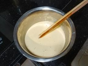 低粉放入鸡蛋、水、蒜盐搅拌均匀