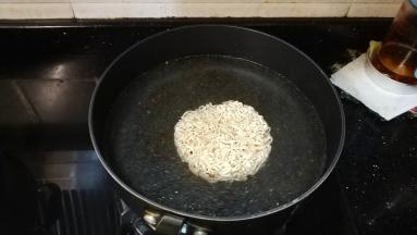 锅里烧开水后放入面饼，煮开后捞出过冷开水