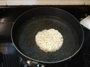 锅里烧开水后放入面饼，煮开后捞出过冷开水