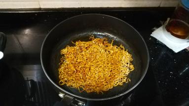 锅里热油放入面条，放少许老抽提色，少许蒜盐调味，盛起备用