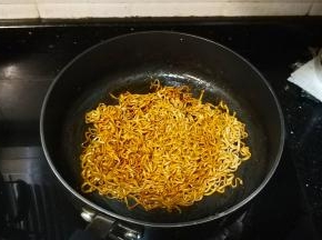 锅里热油放入面条，放少许老抽提色，少许蒜盐调味，盛起备用