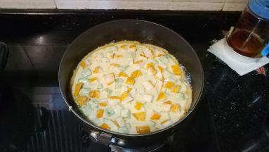 面糊倒入不粘锅里煎，表面放入鸡胸肉丁