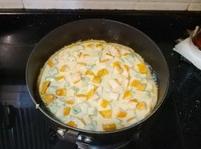 面糊倒入不粘锅里煎，表面放入鸡胸肉丁