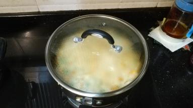 可翻面煎亦可盖上盖子焖烧熟