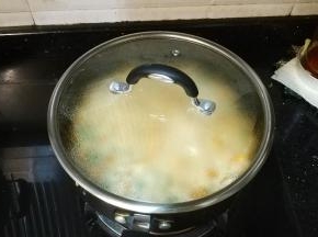 可翻面煎亦可盖上盖子焖烧熟