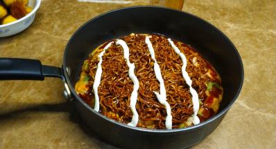 挤上日式照烧酱、沙拉酱