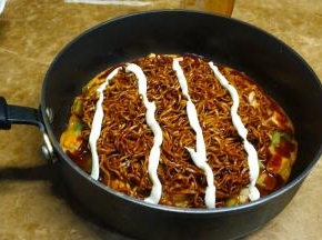 挤上日式照烧酱、沙拉酱