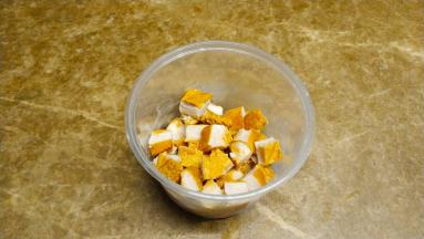 鸡胸肉切丁备用