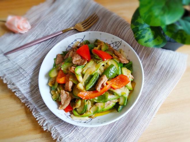 青红椒西葫芦炒肉片
