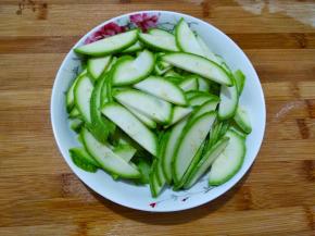 西葫芦洗净去头尾切片