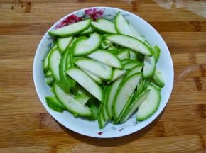 西葫芦洗净去头尾切片