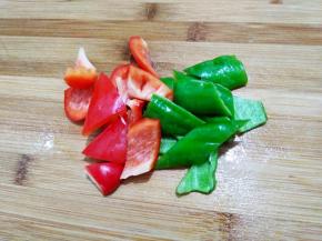 青红椒切块