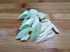 大葱斜切，大蒜切片。