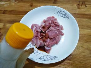 肉片装盘，放少许酱油。