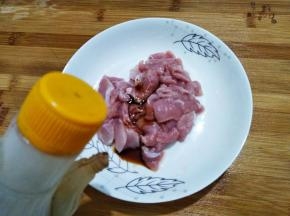 肉片装盘，放少许酱油。