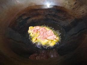油熟放入肉片