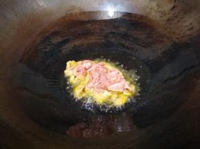 油熟放入肉片