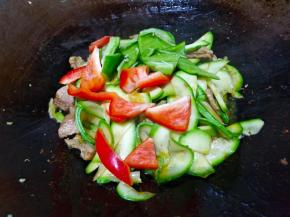 放入青红椒块翻炒一分钟