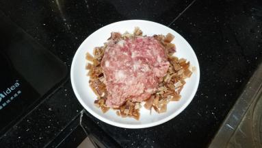 放入已调味好的肉滑，