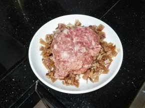 放入已调味好的肉滑，