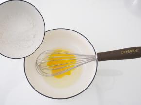 鸡蛋打散，加入细砂糖搅拌均匀。