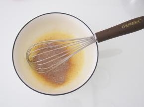 加入速溶咖啡粉，搅拌均匀。