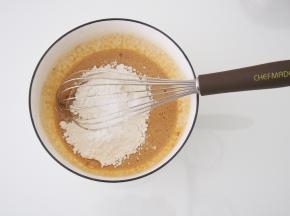 筛入低筋面粉和盐，搅拌均匀。