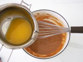 黄油隔水融化，加入面糊中，搅拌均匀。