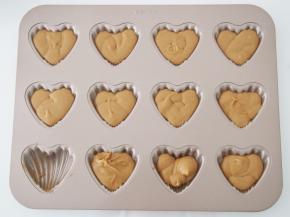 挤入模具中，轻轻震一下，烤箱预热至180度，中层上下火，15分钟左右即可。