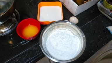 材料准备：黄油融化好、牛奶秤重好、鸡蛋打散好