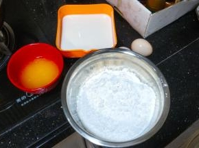 材料准备：黄油融化好、牛奶秤重好、鸡蛋打散好