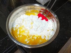 盆里放入所有材料