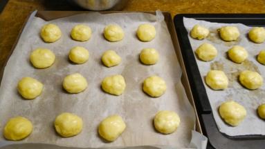 戴上手套捏成小球状，放入烤盘里