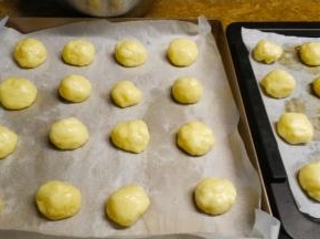 戴上手套捏成小球状，放入烤盘里