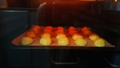 烤箱200度预热好，将烤盘放入200度20分钟