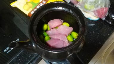 瘦肉切块，青榄洗净放入煲里