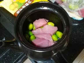 瘦肉切块，青榄洗净放入煲里