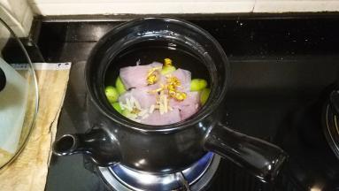 加入足量水，麦冬、石解洗净放入煲里